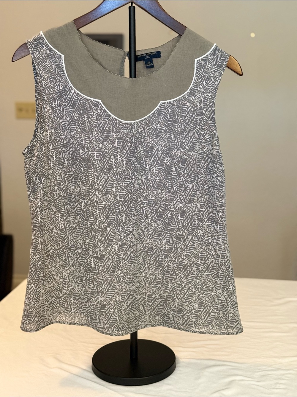 Banana Republic Taupe Olive-Trim Leaf-Print Sleeveless Blouse Size PM (MM12)